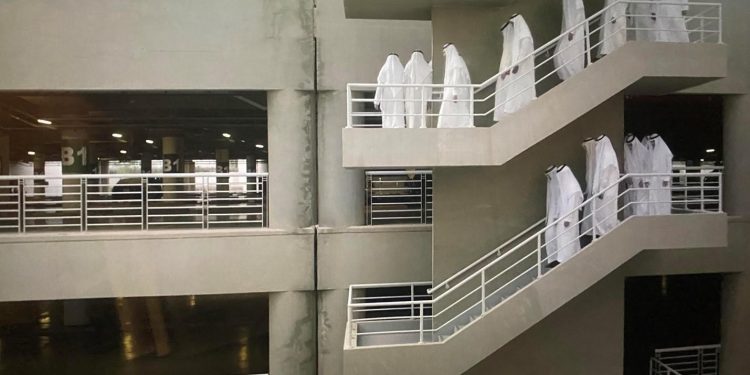 五扇窗户和一扇后门——侯赛因·阿尔道